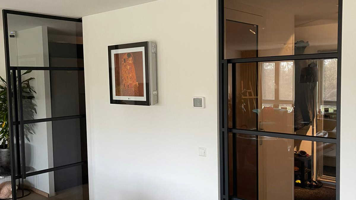 Strakke stalen taatsdeuren als eyecatcher in huis