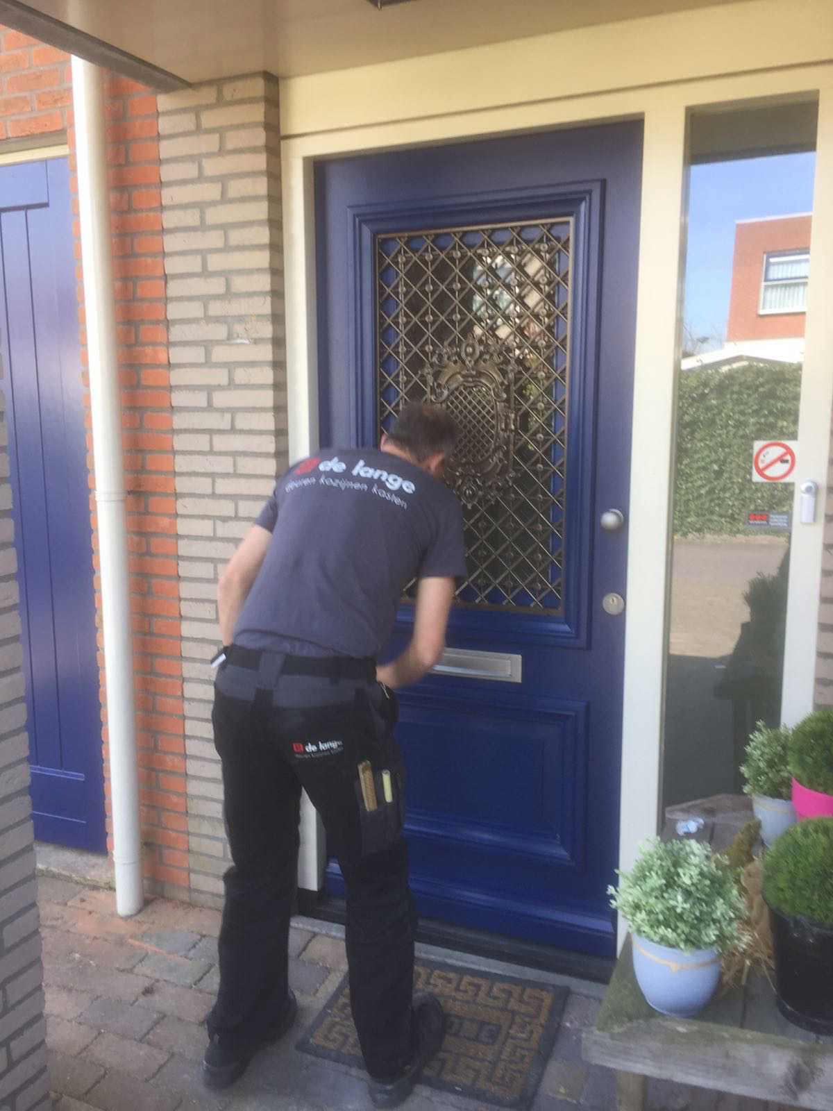 Voordeur met bijpassende garagedeuren