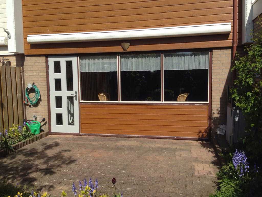 Nieuwe achterdeur en houten schot