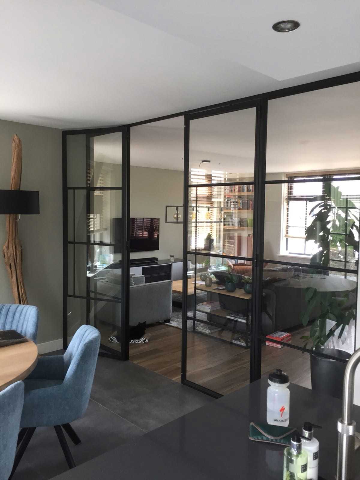 Stalen scheidingswand met openslaande deuren op maat (5)