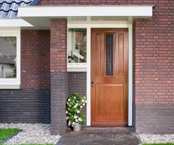 Hardhouten deur met kozijn