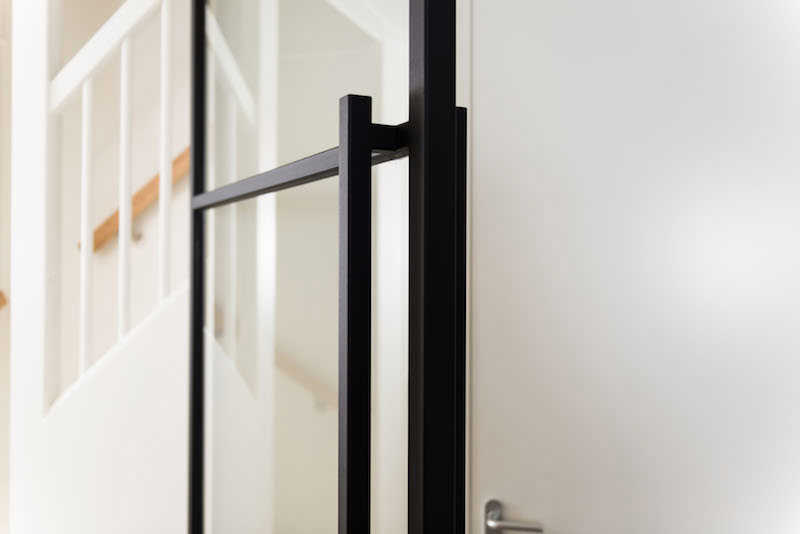 Zwart, houtlook of klassiek wit: de populairste deurtrends van dit moment