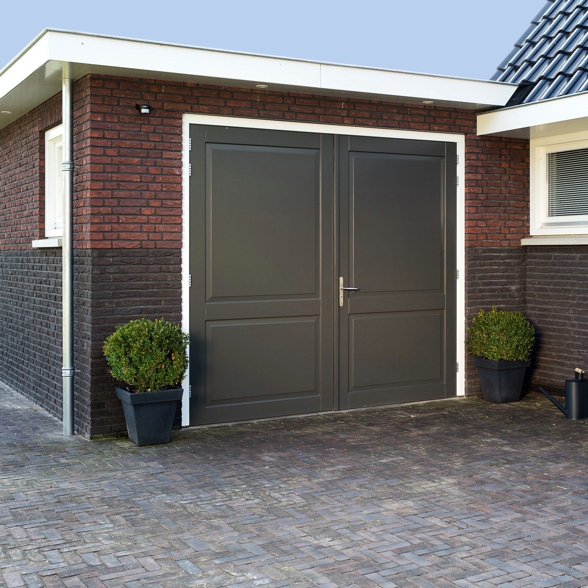 Garagedeuren van nu combineren design, isolatie en gebruiksgemak