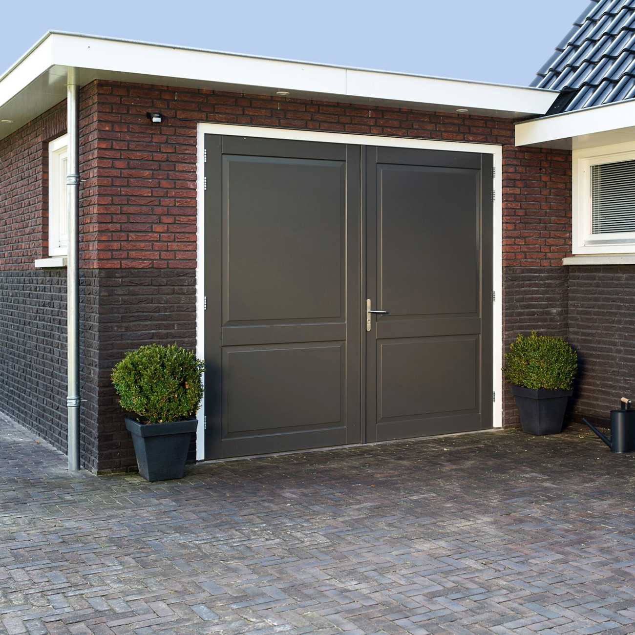 Garagedeuren van nu combineren design, isolatie en gebruiksgemak