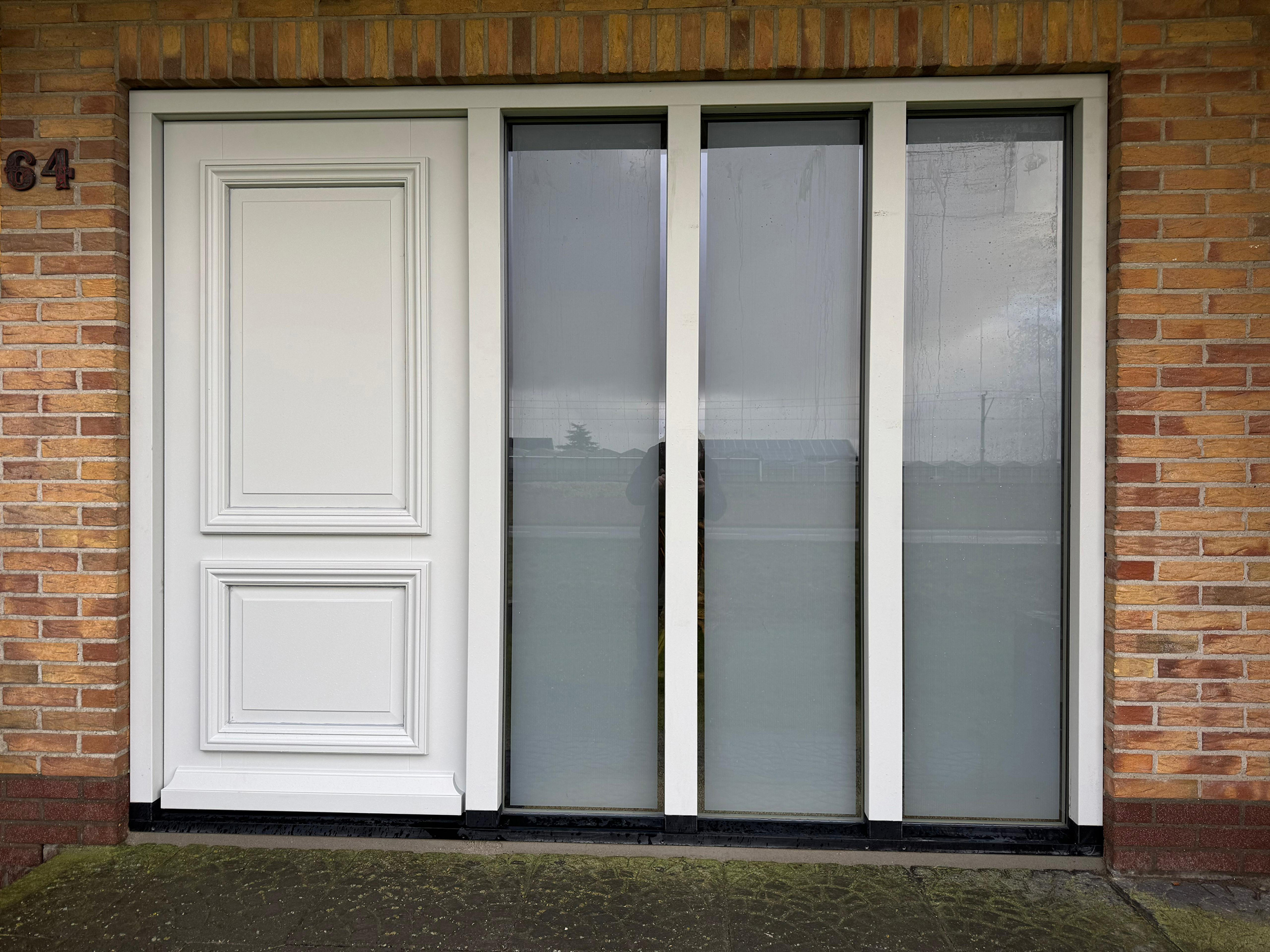 Vervanging houten kozijn en voordeur met drie zijlichten