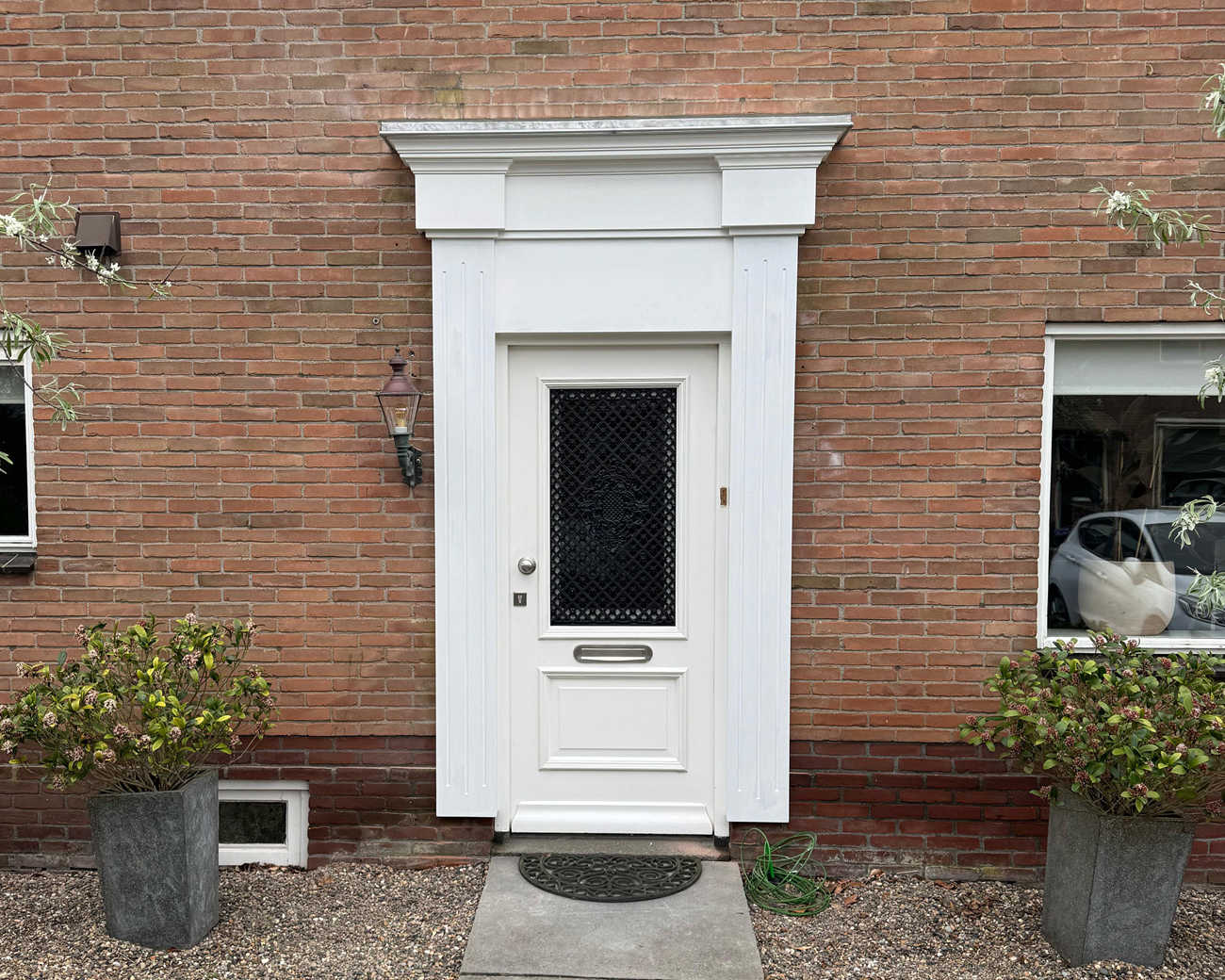 Op maat gemaakte ombouw rondom de voordeur
