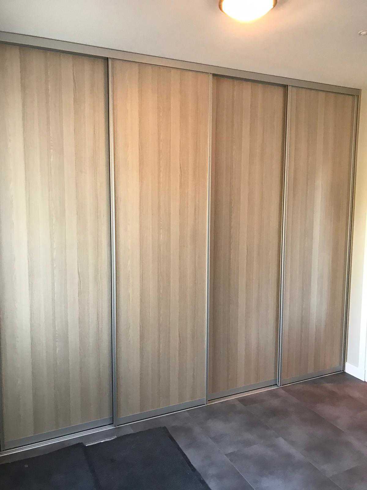 Schuifkast onder schuine wand