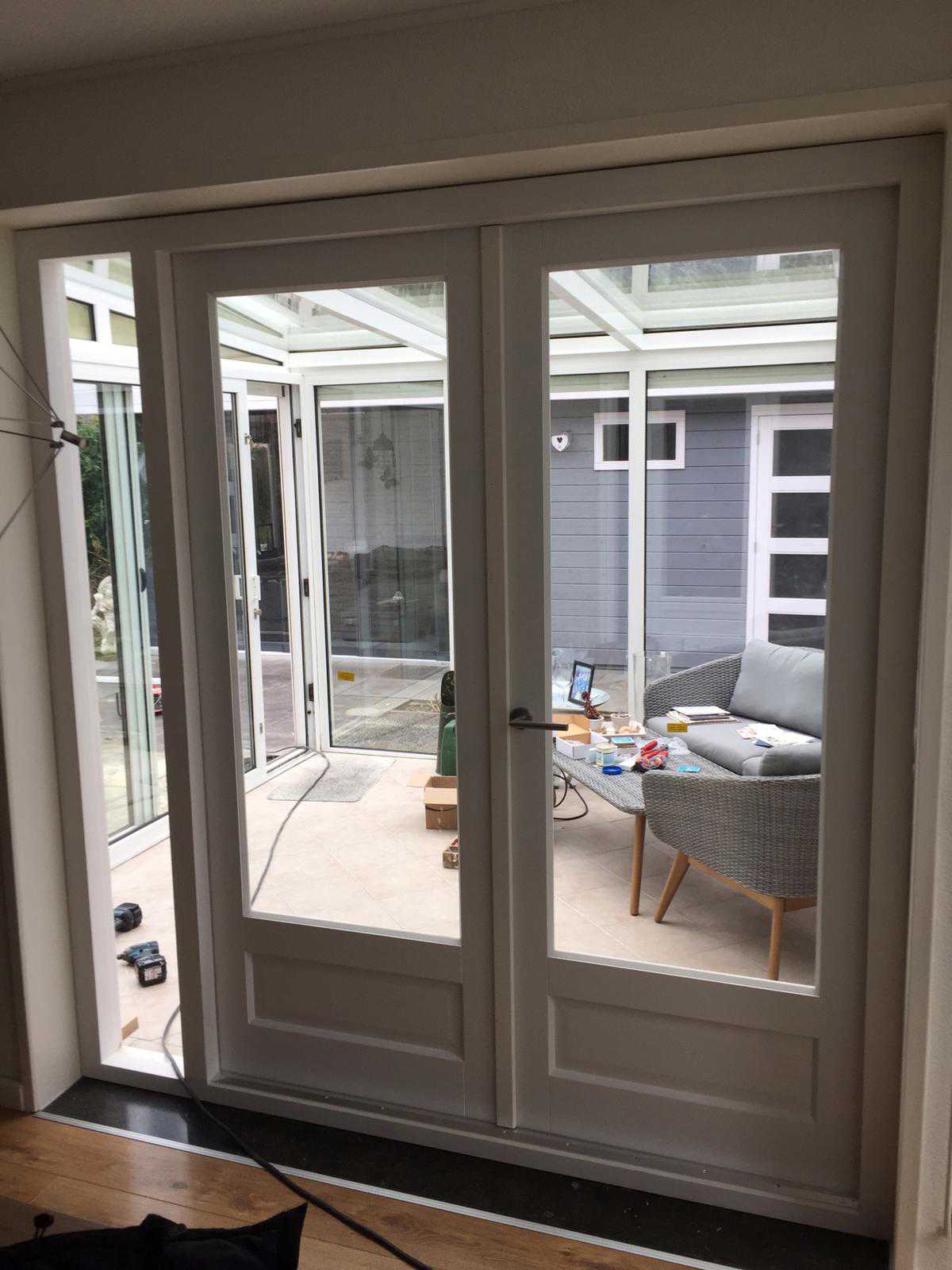 Dubbele deuren tussen woonhuis en serre